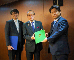From left: Nagasaki Mayor Taue, Hiroshima Mayor Matsui, Senior Vice-Minister Washio