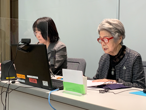 Ms. Kajimoto (right) shares her A-bomb experience with UN staff online.