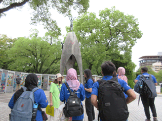 ピースボランティアによる平和記念公園の案内