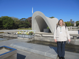 平和記念公園を見学するインターン