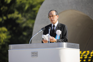 平和宣言を行う松井市長