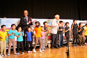 「ぞうれっしゃがやってきた」を演じる園児たちと、広島市長、作者の小出隆司氏