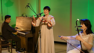 「一本の鉛筆」を演奏する大林武司さん（左）二階堂和美さん（中央）姜暁艶さん（右）