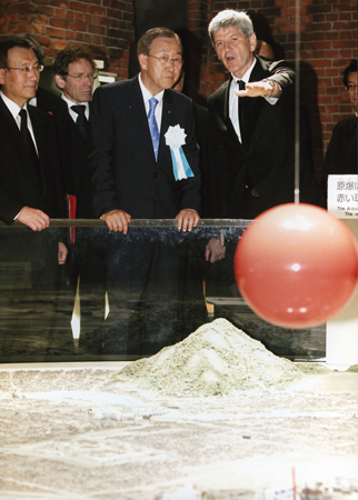 U.N. Secretary-General Ban Ki-moon (third from left) toured Hiroshima Peace Memorial Museum with Hiroshima Mayor Tadatoshi Akiba (left) and the Chairman of this Foundation, Steven Leeper (second from right). (Aug. 6,2010)