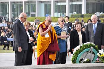 Nobel laureates visiting the Cenotaph for the A-Bomb Victims