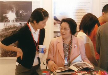 Ms. Morita (second from left) involved in testimony activities at the A-Bomb Exhibition at United Nations Headquarters in May last year.