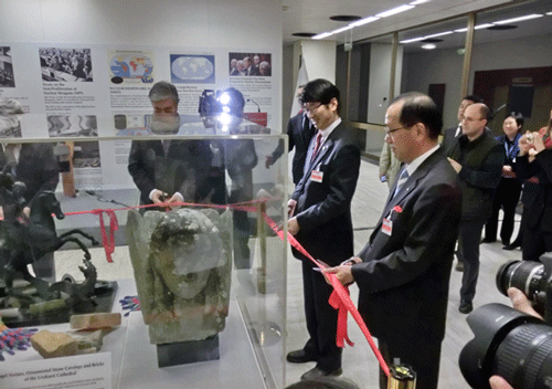 Mayors of Hiroshima (at front) and Nagasaki (at rear) performing the tape-cutting at the opening ceremony