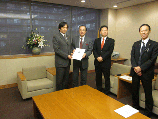 From left: Mr. Nakano (parliamentary secretary to the Minister of Foreign Affairs), Mayor Matsui, Mr. Hiroaki Hashimoto (House of Representatives member), and Mr. Norihiro Kamichika (director of Nagasaki City Tokyo Office)