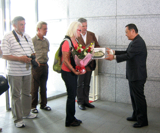 Presentation of commemorative gifts