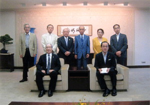 Discussion with Hiroshima Mayor Matsui (front right) on the Fukushima nuclear issue (June 30, 2011)