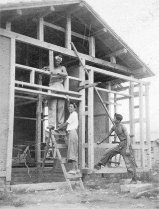 Housing construction in Minami-machi Photograph provided by: Association to Pass On Mr. Schmoe's Houses for Hiroshima