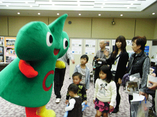 Naka Ward’s mascot, Nakachan, joins in the international exchange activities