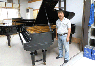 Mr. Yagawa with hibaku piano