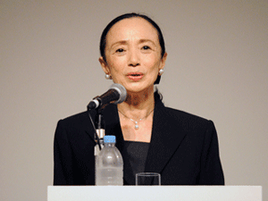 Ms. Yoko Morishita giving a speech on her wish for peace