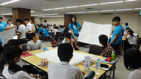 Peace Club members (in the blue shirts) act as facilitators