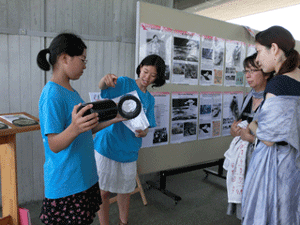 Explaining the mechanism of the atomic bomb using a hand-made model