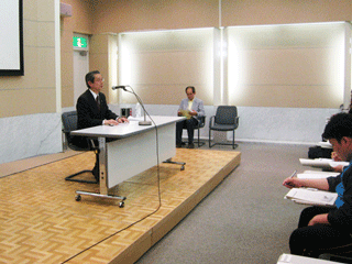 Mr. Komizo gives a lecture at the Peace Forum