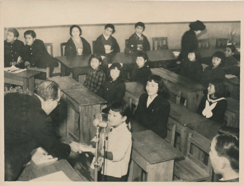 Book presentation ceremony (1952) / Photograph provided by: Ms. Yuriko Hayashi