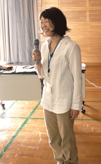 Ms. Hamanaga giving a speech on international cooperation at a school in Hiroshima City