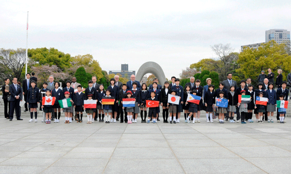 Commemorative photo with Hiroshima City preschool students, elementary students and foreign ministers