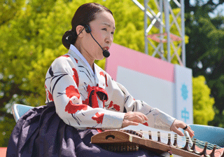 President Lee plays the gayageum
