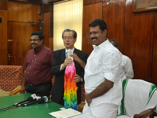 Mr. Komizo asks the Mayor of Kochi City (right) to become a Leader City