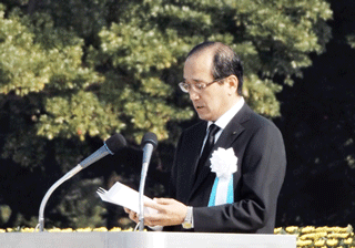 Mayor Matsui reads the Peace Declaration