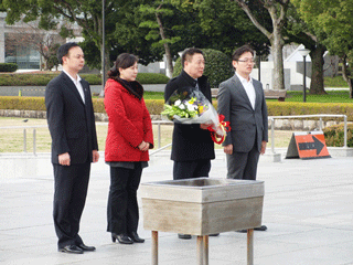 The delegation presents flowers to the Memorial Monument for Hiroshima, City of Peace