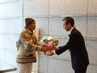 Mr. Kazuo Itakura (left), the 3 millionth visitor to the Memorial Hall