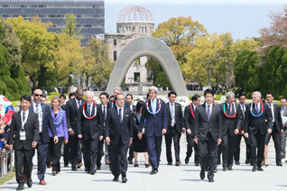 Mayor Matsui and Governor of Hiroshima Prefecture Hidehiko Yuzaki lead the foreign ministers