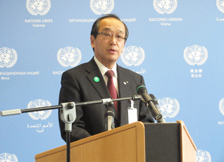 Mayor Matsui making a speech at the A-bomb exhibition opening ceremony
