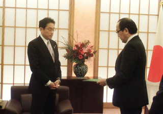 From the left: Foreign Minister Kishida, Hiroshima Mayor Matsui