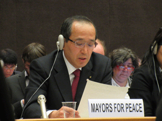 Mayor Matsui makes a speech as the president of Mayors for Peace on the first day of the OEWG May Session.