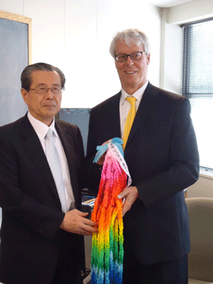 Mr. Komizo presenting paper cranes to the Mayor of Des Moines