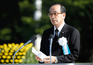 Mayor Matsui reads out the Peace Declaration