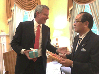 New York Mayor de Blasio (left) and Mayor Matsui