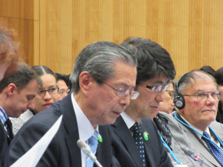 Mr. Komizo reads a speech by Mayor Matsui