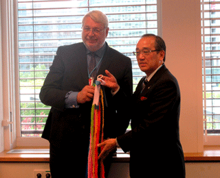 Mr. van der Kwast (left) and Mayor Matsui