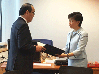 Mayor Matsui hands the letter to Ms. Nakamitsu