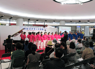 Chorus by Kazuki Tanaka and members of the Hiroshima choir