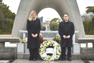 Ms. Fihn and Mr. Kawasaki lay a wreath at the Memorial Cenotaph for the Atomic Bomb Victims