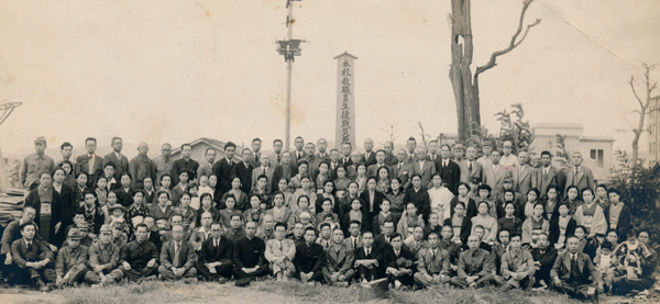 Parents of the children who died and others involved with Hiroshima Itchu school gathered at the memorial monument (August 1946 / Photograph: Syoyo Akita)