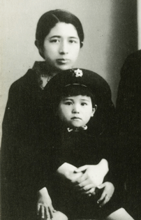 Mother Toshiko with eldest daughter Makiko