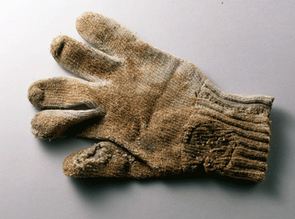 The gloves that Toshiko was wearing when the bomb was dropped (Donated by Takayuki Takagi)