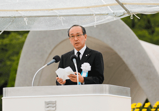 Mayor Matsui reading out the Peace Declaration
