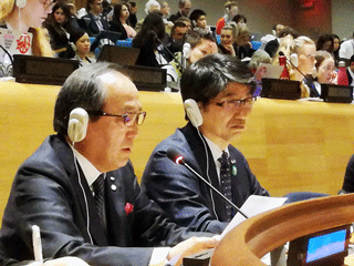 Mayor Matsui (left) giving a speech at the NGO session with Mayor Taue