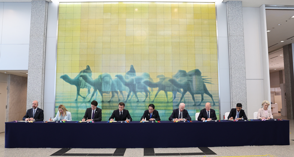 On May 19, the G7 leaders visited the Peace Memorial Museum and signed the guest book.