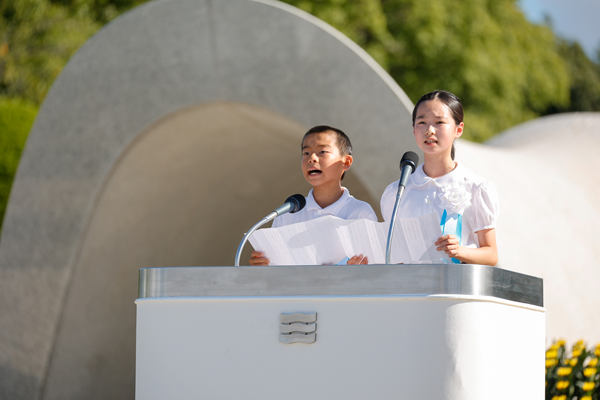 Children's representatives reading out the Commitment to Peace