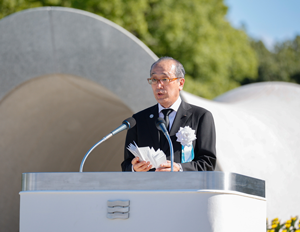 Mayor Matsui reading out the Peace Declaration