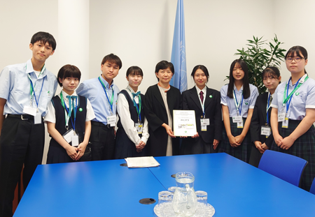 UN Under-Secretary-General Nakamitsu (center) and high school students from Hiroshima